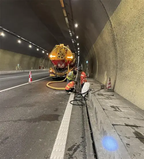 同江隧道排水渠清淤